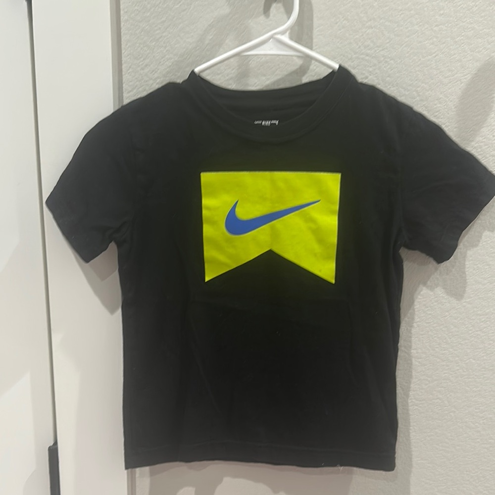 EUC Boys Nike Black Blue & Yellow Logo Tee T-Shirt Top Size 6x/ 7